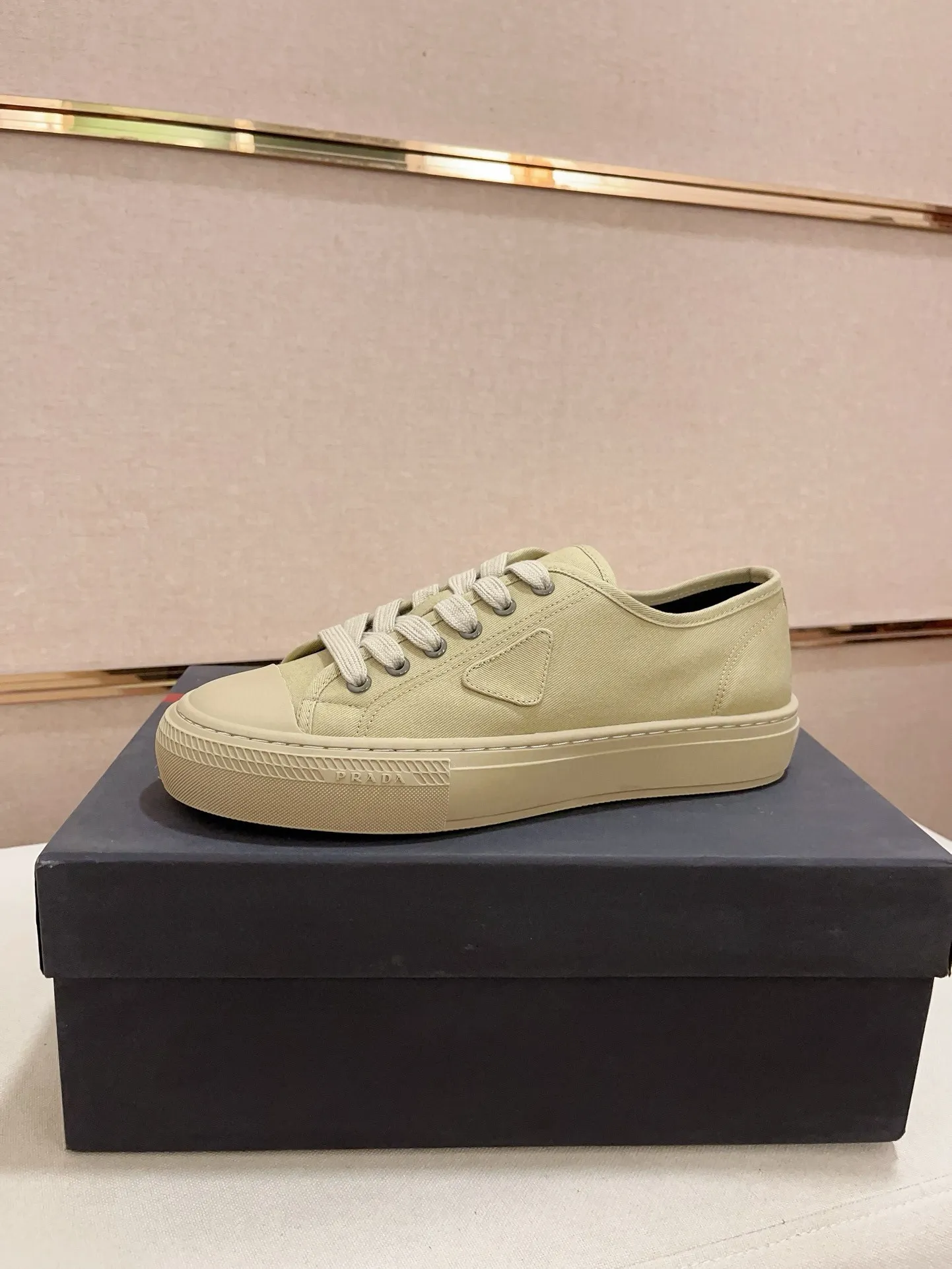 Men's shoes 💰 580💰 ✔️✔️✔️High-quality new PRADA counters are launched at the same time. The new men's shoes and 😘fabrics are selected from first-layer cowhide and are made by pure handicrafts. Lining: Full cowhide lining. 👍🏿 High-end ☄️ air-cushion molded anti-slip rubber outsole, exquisite lines, simple and elegant, comfortable and high-end for leisure travel. Code number: 38 to 44 (45 can be customized)